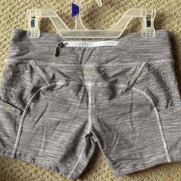 Lulu In Movement 2.5” High Rise Hidden Pocket Cascade Shorts - Runs SMALL!! - Picture 4 of 5